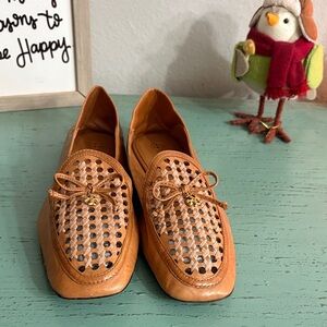 Tory Burch Tan Loafers with Woven Texture SZ 8.5 box 132